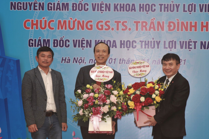 Báo Nông nghiệp Việt Nam tri ân GS.TS Nguyễn Vũ Việt và chúc mừng GS.TS Trần Đình Hòa. Ảnh: Anh Tuấn.