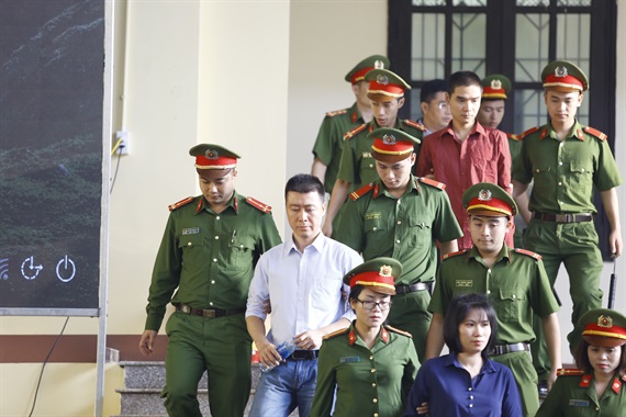 Phó Thủ trưởng Thường trực Cơ quan An ninh điều tra Công an tỉnh Phú Thọ bị kỷ luật do xác nhận lập công cho phạm nhân Phan Sào Nam (áo trắng) sai sự thật. Ảnh: Anh Khang.