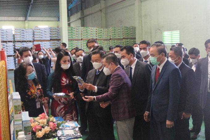 Chủ tịch Quốc hội Lào cùng đoàn công tác thăm nhà máy sản xuất phân bón hữu cơ vi sinh Biotech Quế Lâm. Ảnh: Hoàng Anh.