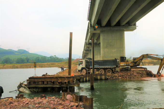 Đơn vị thi công vẫn tiếp tục phần việc bên dưới công trình cầu vượt sông Bồ. Ảnh: Đoàn Tình.