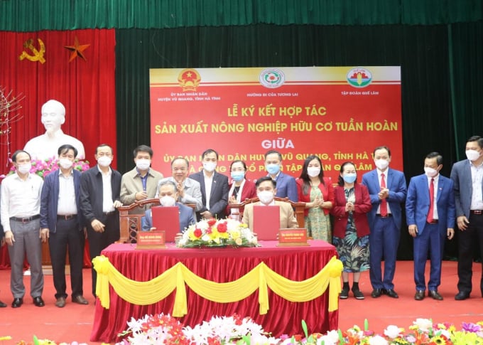 Lễ ký kết hợp tác đầu tư sản xuất, tiêu thụ sản phẩm nông nghiệp hữu cơ, phát triển nông nghiệp tuần hoàn giữa Tập đoàn Quế Lâm và huyện Vũ Quang. Ảnh: Xuân Hoàn.