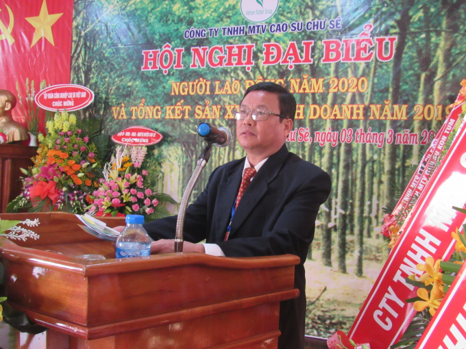 Ông Phạm Duy Muôn, Tổng giám đốc công ty TNHH MTV Cao su Chư Sê phát biểu tại hội nghị.