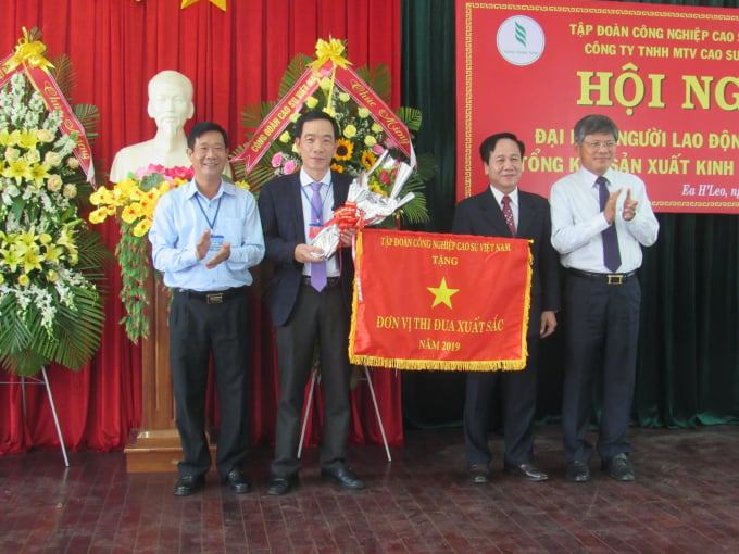 Ông Trần Công Kha, Phó Tổng giám đốc Tập đoàn Công nghiệp Cao su Việt Nam tặng cờ đơn vị thi đua xuất sắc năm 2019 cho công ty.