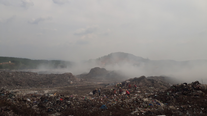 Bãi rá khổng lồ gây ô nhiễm môi trường vì không có lò đốt rác. Ảnh Tuấn Anh.