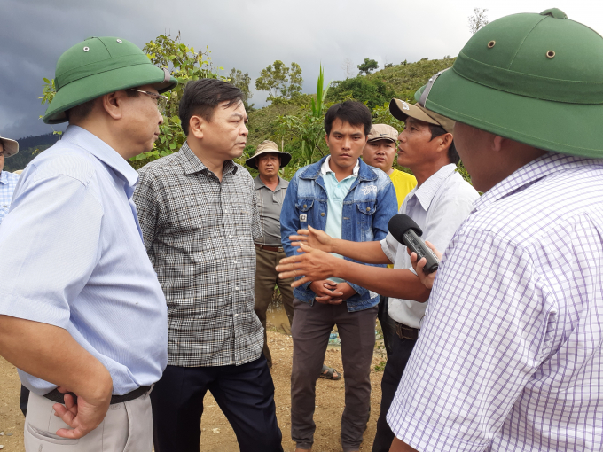 Thứ trưởng Nguyễn Hoàng Hiệp xuống hiện trường công trình thủy lợi Krông Pách Thượng để lắng nghe ý kiến người dân.
