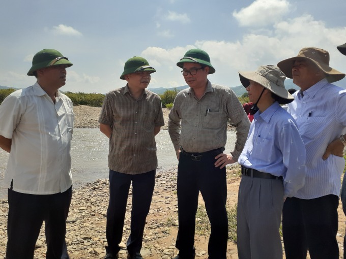 Thứ trưởng Nguyễn Hoàng Hiệp (thứ 2 từ trái sang) cùng lãnh đạo tỉnh Gia Lai khảo sát dự án. Ảnh: Tuấn Anh.