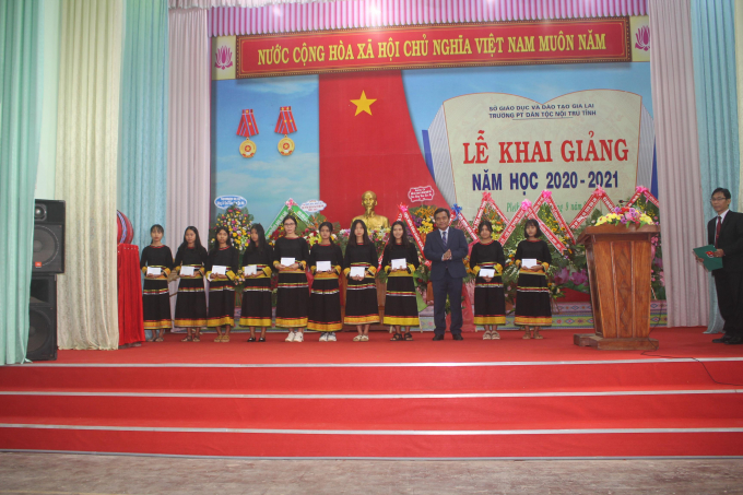 Tỉnh ủy Gia Lai trao quà cho trường Phổ thông Dân tộc Nội trú tỉnh.