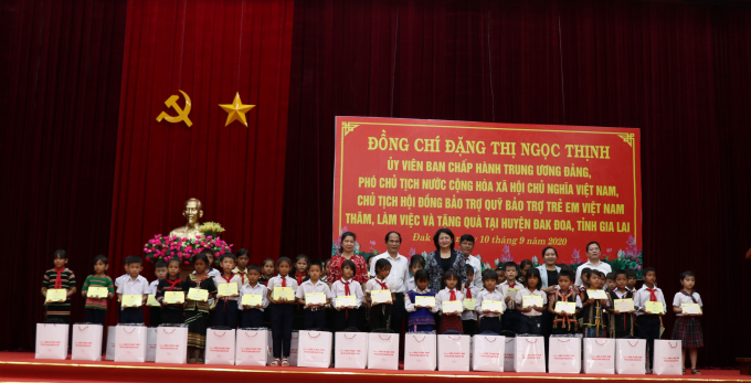 Phó Chủ tịch nước Đặng Thị Ngọc Thịnh trao quà cho các em học sinh nghèo hiếu học.