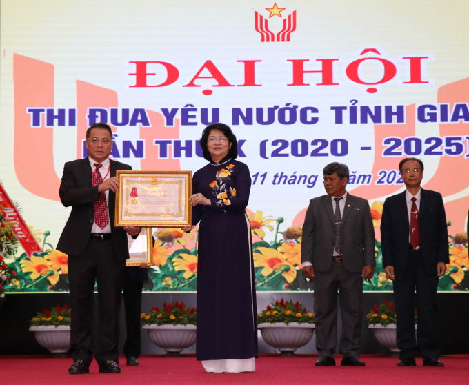 Phó Chủ tịch nước Đặng Thị Ngọc Thịnh trao tặng bằng khen cho các tập thể cá nhân có thành tích xuất sắc