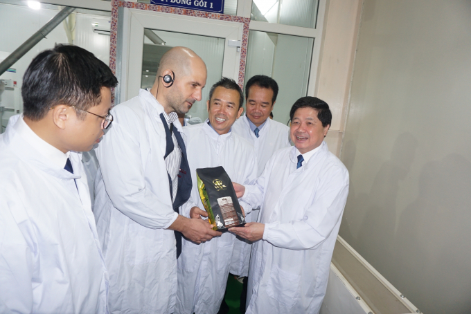 Thứ trưởng Lê Quốc Doanh tham quan nhà máy sản xuất cà phê của công ty Vĩnh Hiệp