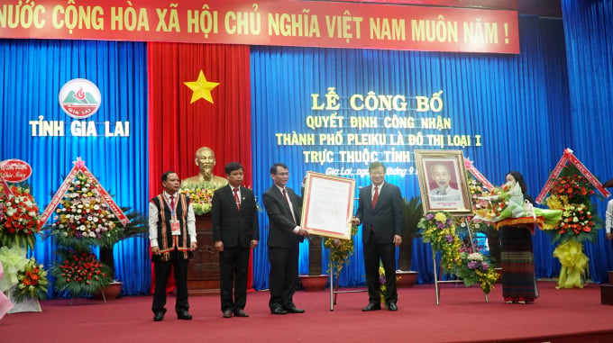 Phó Thủ tướng Trịnh Đình Dũng trao quyết định công nhận TP. Pleiku là đô thị loại I trực thuộc tỉnh Gia Lai