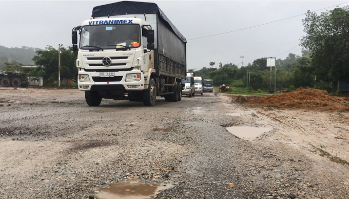 Quốc lộ 19 đoạn qua huyện Đăk Pơ hư hỏng rất nghiêm trọng.