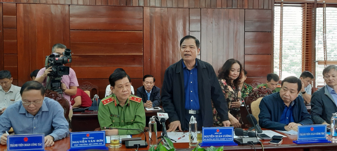 Bộ trưởng Nguyễn Xuân Cường yêu cầu Quảng Ngãi tập trung khắc phục thiệt hại cho người dân. Ảnh: Tuấn Anh.
