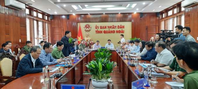 Bộ trưởng làm việc với UBND tỉnh Quảng Ngãi về việc khắc phục hậu quả bão số 9. Ảnh: Tuấn Anh.