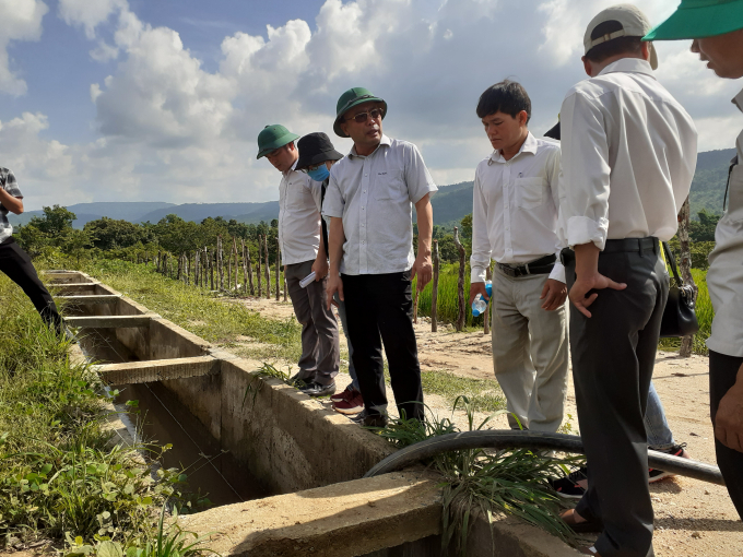 Bí thư huyện Chư Sê kiểm tra quá trình sửa chữa công trình thủy lợi Plei Keo.