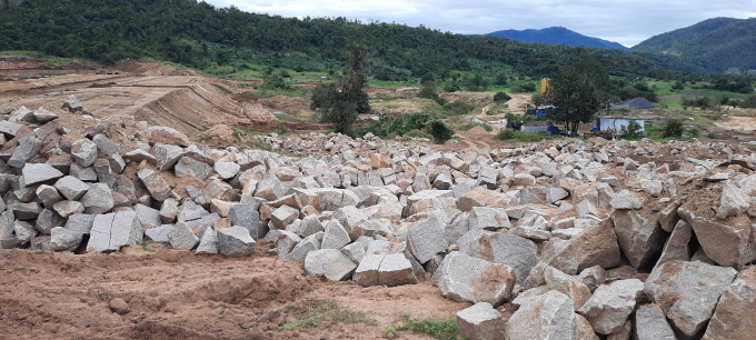 Bãi đá vật liệu ngổn ngang tại công trình.