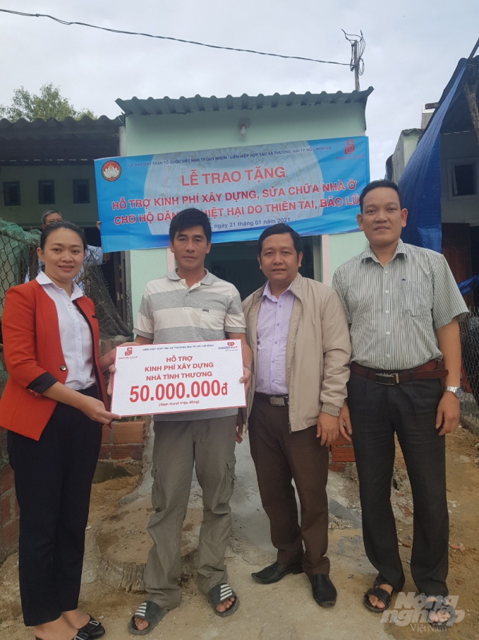 Hộ dân ở xã Nhơn Hải (TP Quy Nhơn, Bình Định) được Co.opmart Quy Nhơn hỗ trợ 50 triệu đồng để xây dựng nhà mới ăn tết. Ảnh: Đình Thung.