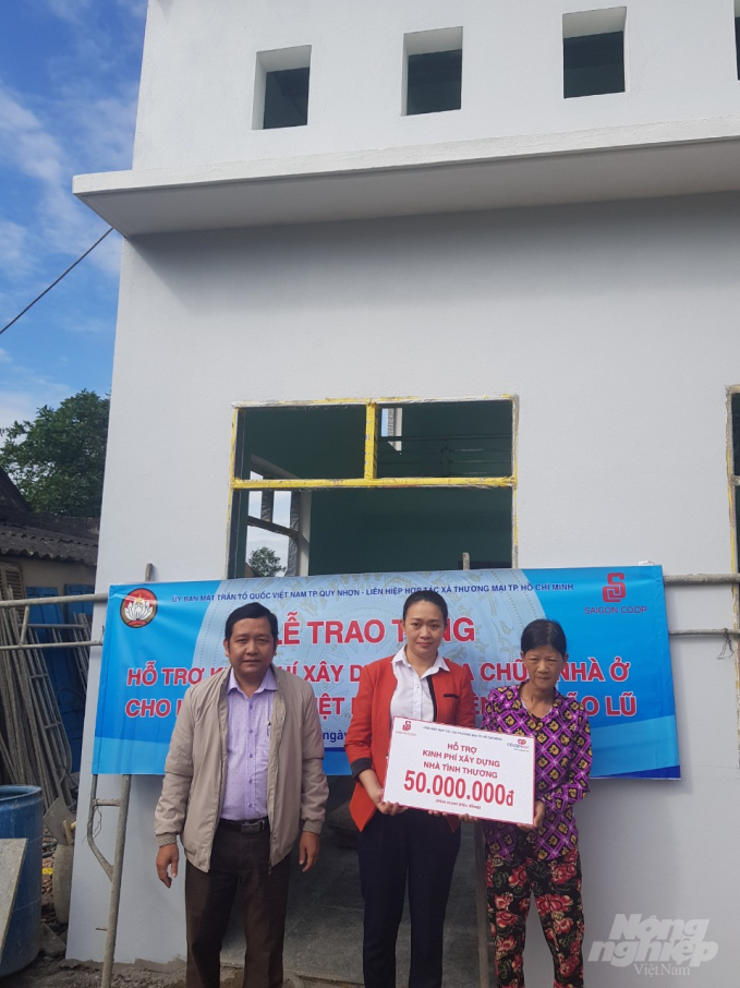 Hộ dân ở phường Trần Quang Diệu (TP Quy Nhơn, Bình Định) được Co.opmart Quy Nhơn hỗ trợ 50 triệu đồng để xây dựng nhà mới ăn tết. Ảnh: Đình Thung.