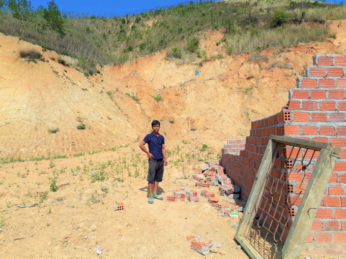 Căn nhà của anh Thơm bị đất đá từ trên núi đổ ụp xuống.