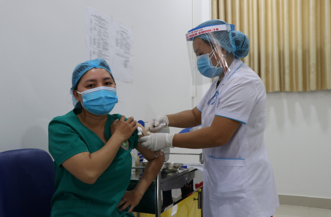 Những liều vacxin đầu tiên được tiêm cho các y, bác sĩ tại Bệnh viện Dã chiến tỉnh Gia Lai.