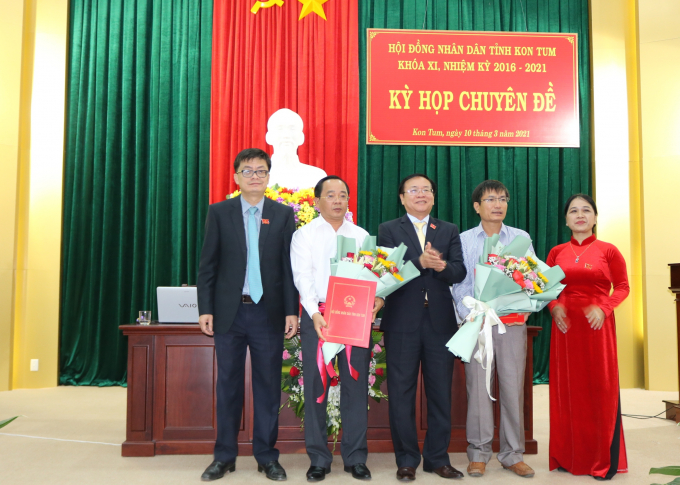 Ông Nguyễn Ngọc Sâm (đứng thứ 2 từ phải qua) được bầu giữ chức Phó Chủ tịch UBND tỉnh Kon Tum.