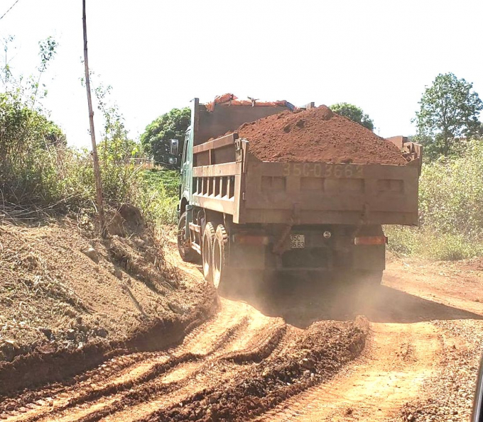 Những chiếc xe tải ngang nhiên chở đất trái phép từ quả đồi.