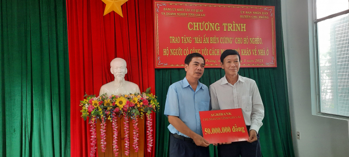 Đại diện Agribank Gia Lai trao tặng nhà tình nghĩa cho huyện Chư Prông.