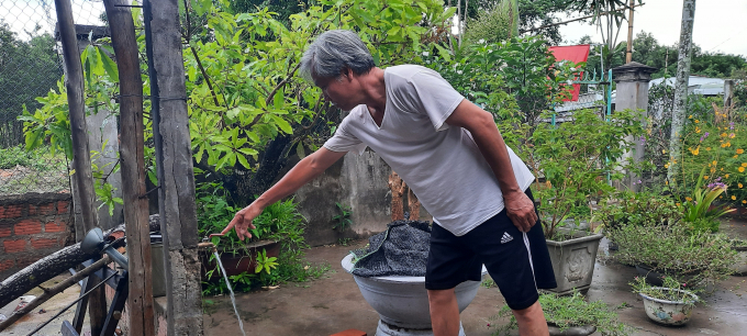Gia đình ông Trần Phú Trương vui mừng khi được sử dụng nguồn nước sạch.