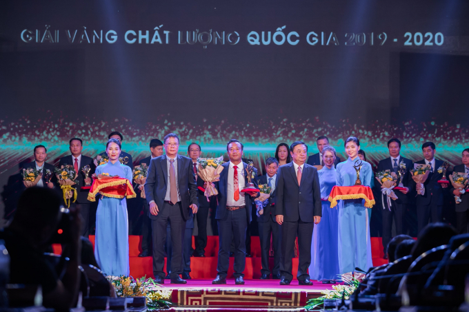 Bộ trưởng Bộ NN-PTNT Lê Minh Hoan và Chủ tịch Viện hàn lâm KHCN trao Giải vàng Chất lượng Quốc Gia 2019 -2020 cho Ông Phan Thanh Thiên, Tông Giám đốc Trường Sinh Group.