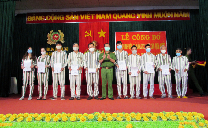 Đại tá Nguyễn Đình Ba, Giám thị Trại giam Gia Trung trao quyết định đặc xá cho các phạm nhân.