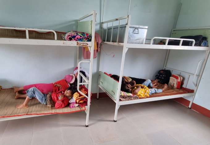 Các em học sinh bán trú được ngủ lại trường.