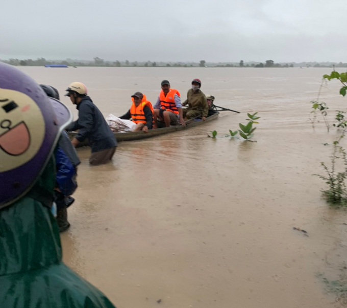 Lực lượng chức năng giải cứu thành công 15 người mắc kẹt trên bãi cồn sông Ba.