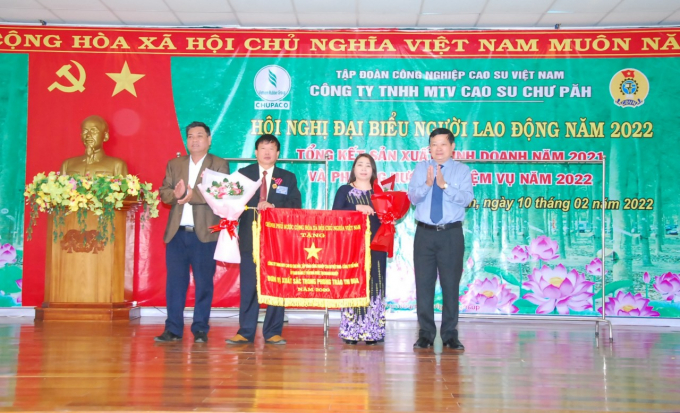 Lãnh đạo Tập đoàn Công nghiệp Cao su Việt Nam và lãnh đạo tỉnh Gia Lai thừa ủy quyền trao cờ thi đùa xuất sắc cho Công ty Cao su Chư Păh.