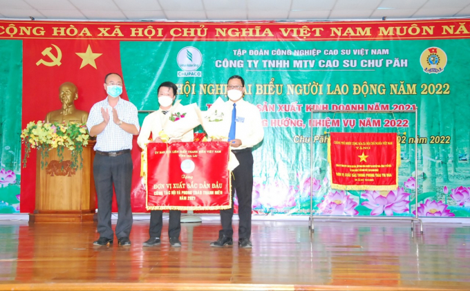 Lãnh đạo Công ty Cao su Chư Păh nhận cờ thì đưa xuất sắc Của Ủy ban Quản lý vốn Nhà nước trao tặng.