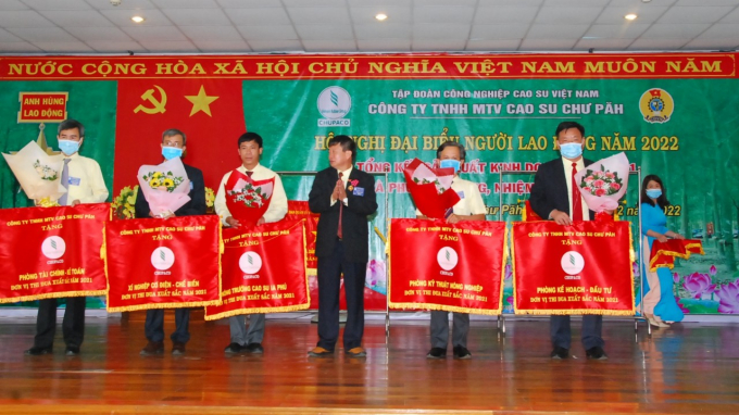 Lãnh đạo Công ty Cao su Chư Păh tặng cờ thi đua cho các tập thể có thành tích xuất sắc.