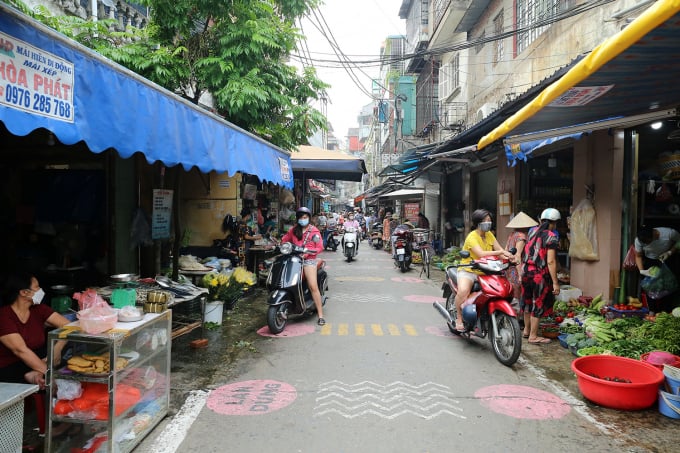 Kể từ khi kẻ sơn phân luồng đảm bảo giãn cách trong chợ Tân Mai, UBND phường Tân Mai cho biết đã xử lý gần chục trường hợp vi phạm các quy định phòng chống dịch trong chợ.