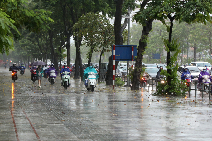 Trên đường Giải Phóng (đoạn trước cổng trường Đại học Bách Khoa) nhiều người dân đã 'vượt rào' lên vỉa hè tránh điểm ùn tắc ngã tư Giải Phóng - Đại Cồ Việt.