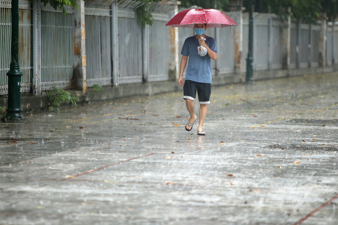 Cũng theo Trung tâm Dự báo khí tượng thủy văn quốc gia thời tiết Hà Nội nhiều mây, ngày có mưa to; đêm có mưa vài nơi. Gió đông bắc đến bắc cấp 2-3. Trời lạnh. Trong mưa dông có khả năng xảy ra lốc, sét và gió giật mạnh.