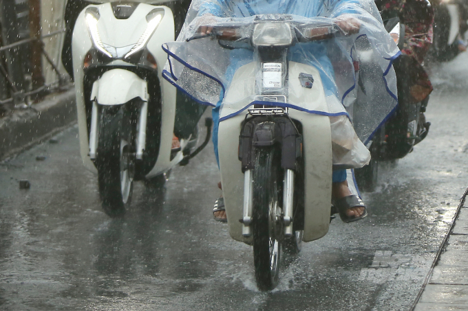 Trời mưa liên tục khiến nhiều tuyến đường trơn trượt dễ gây tai nạn giao thông ngoài ý muốn