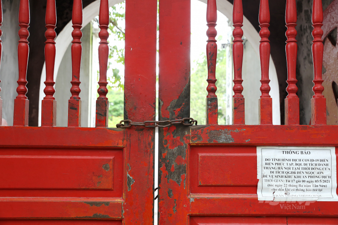 Tuy nhiên theo ghi nhận của NNVN, tại di tích quốc gia đặc biệt đền Ngọc Sơn vẫn cửa đóng then cài chưa đón du khách.