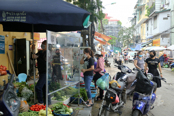 Chợ Thanh Hà nằm ở phường Đồng Xuân (quận Hoàn Kiếm, Hà Nội) kéo dài từ ngõ Thanh Hà đến hết phố Nguyễn Thiện Thuật. Đây là một trong những chợ lâu đời bậc nhất tại phố cổ Hà Nội.