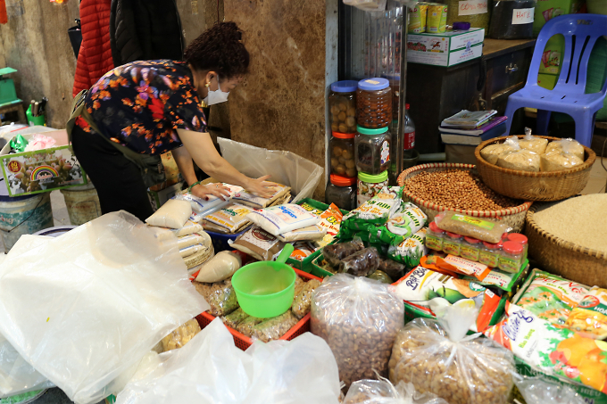 Đồng quan điểm với bà Minh, cô Nguyễn Thị Thoa kinh doanh mặt hàng khô tại chợ Thanh Hà chia sẻ:' Mặc dù thời điểm này mở hàng kinh doanh chỉ có lỗ, không có lãi so nhưng được quay trở lại công việc, gặp gỡ mọi người không còn bị giãn cách cũng đã rất mừng rồi'.