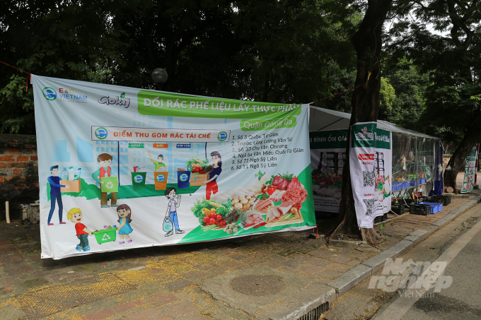 Discarded plastic bottles can be exchanged for fresh, safe carrots, old books and magazines can be exchanged for green vegetables. This activity regularly takes place at the booths which host the exchange across the city.