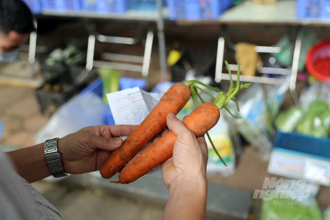 Green vegetable goods range from carrots, tomatoes, vegetables, and cabbage to dried meals such as rice noodles and mineral water.