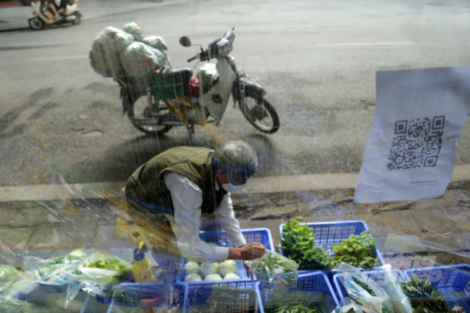 Để cung cấp thực phẩm sạch an toàn, mỗi quầy hàng bố trí sắp xếp các loại rau xanh theo từng khay riêng biệt, thuận tiện để người mua lựa chọn.