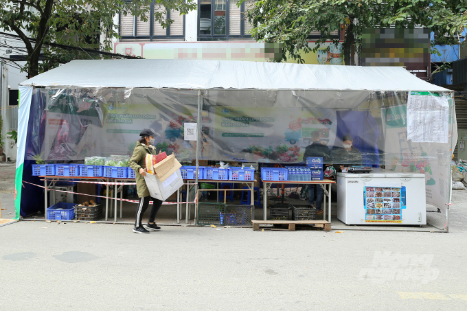 Ms. Nguyen Mai Phuong (Van Mieu ward) explained: 'The practice of exchanging garbage for food was initiated at a time when people were suffering several challenges as a result of the Covid-19 pandemic. That is why we are so receptive to these booths. This not only increases public awareness of waste categorization but also results in increased economic efficiency.'