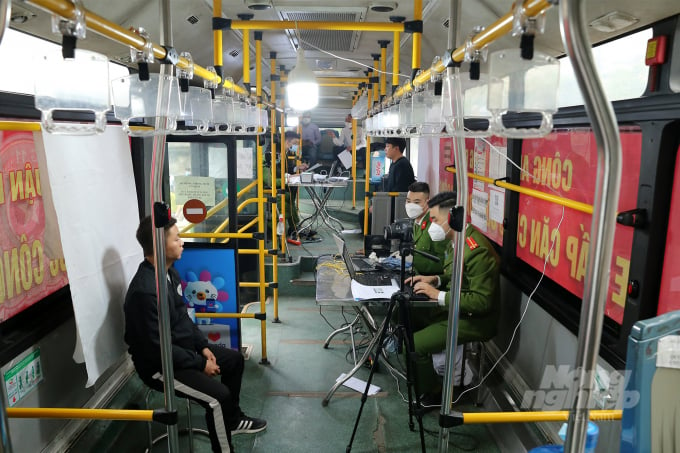 Một cán bộ Đội Cảnh sát quản lý hành chính về trật tự xã hội (CA quận Long Biên) cho biết, đơn vị liên hệ với công ty cổ phần xe điện Hà Nội, tháo hết ghế ngồi bên trong xe bus và lắp máy móc thiết bị tương ứng, với 2 máy cấp CCCD gắn chíp.