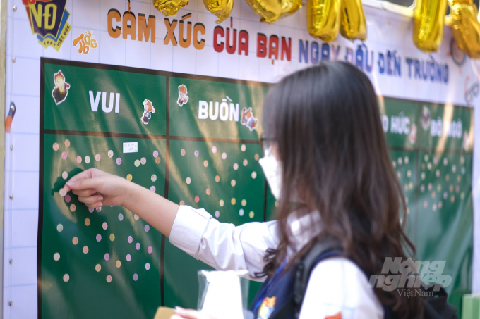 Ghi nhận của phóng viên NNVN, trường THPT Việt Đức cũng đã mở cửa đón học sinh trong sáng nay. Khoảng thời gian nghỉ học kéo dài, học online ảnh hưởng không nhỏ đến quá trình học tập. Chính vì vậy khi rất nhiều học sinh bày tỏ cảm xúc vui khi được quay trở lại trường học trực tiếp.