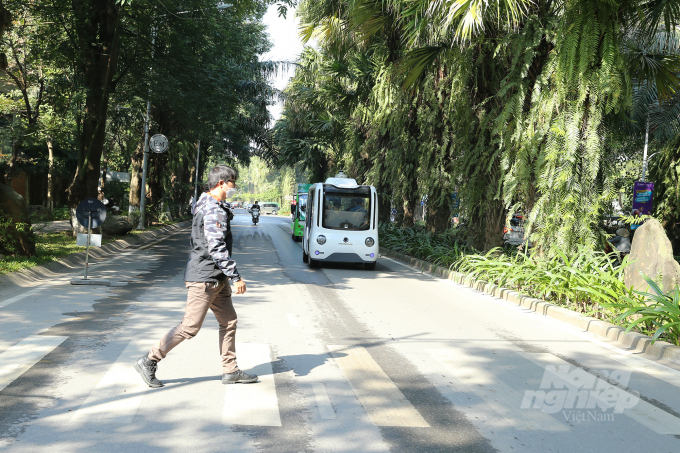 Xe điện có thể dừng lại khi nhận diện được người đi bộ hoặc những chướng ngại vật trên đường.