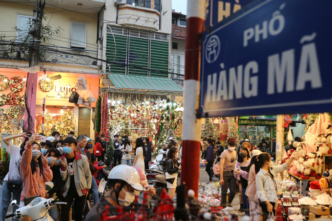 Điểm đến yêu thích của giới trẻ Hà Nội mỗi mùa Giáng sinh về chính là tuyến phố Hàng Mã. Nơi đây là trung tâm mua bán đồ trang trí đón Noel lớn nhất tại Thủ đô chính vì vậy mọi cửa hàng đều trang trí rực rỡ với nhiều sản phẩm bắt mắt.